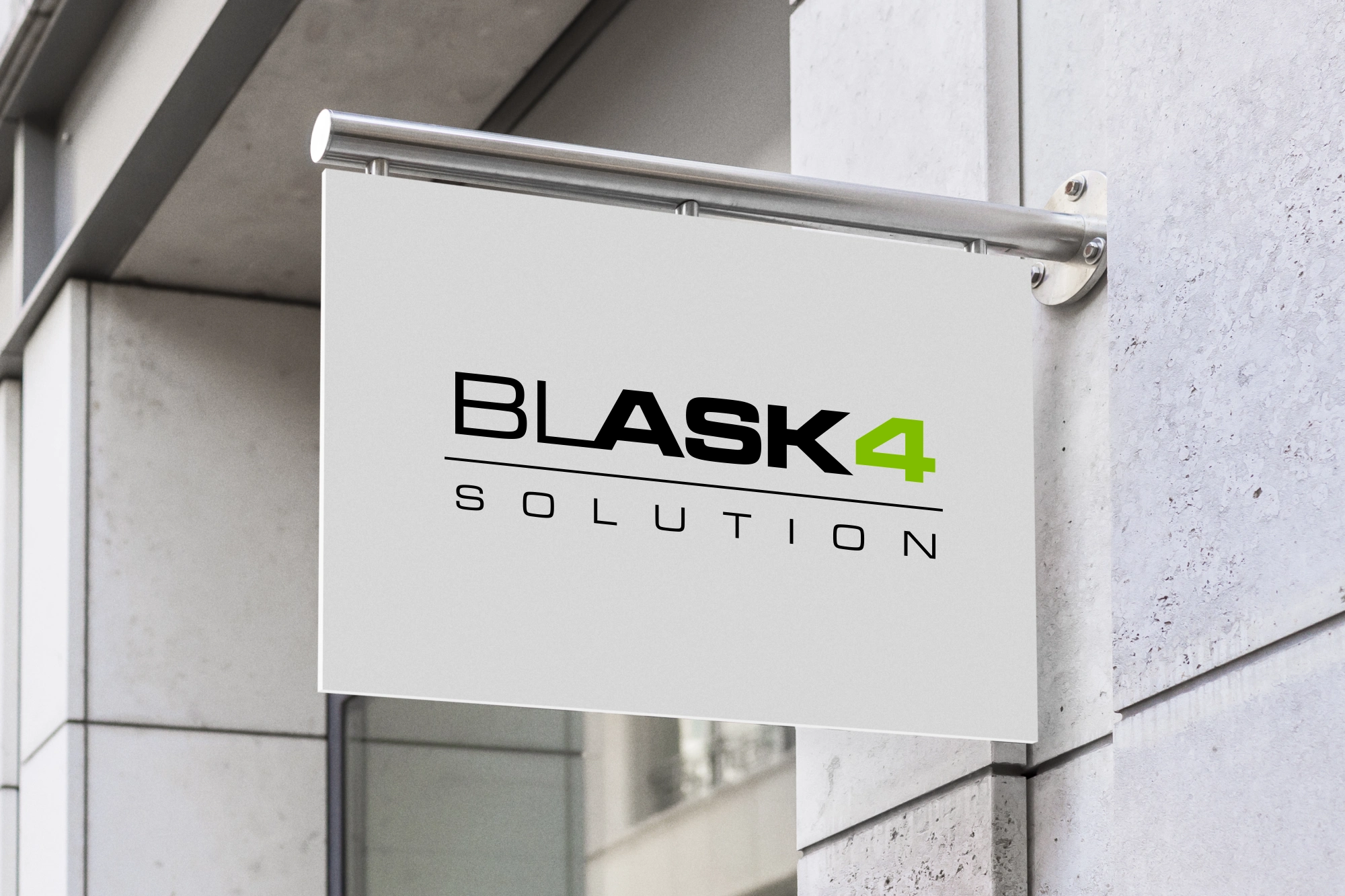 Logo Design blask4solution auf dem Schild auf dem Gebäude im Straßenbild.