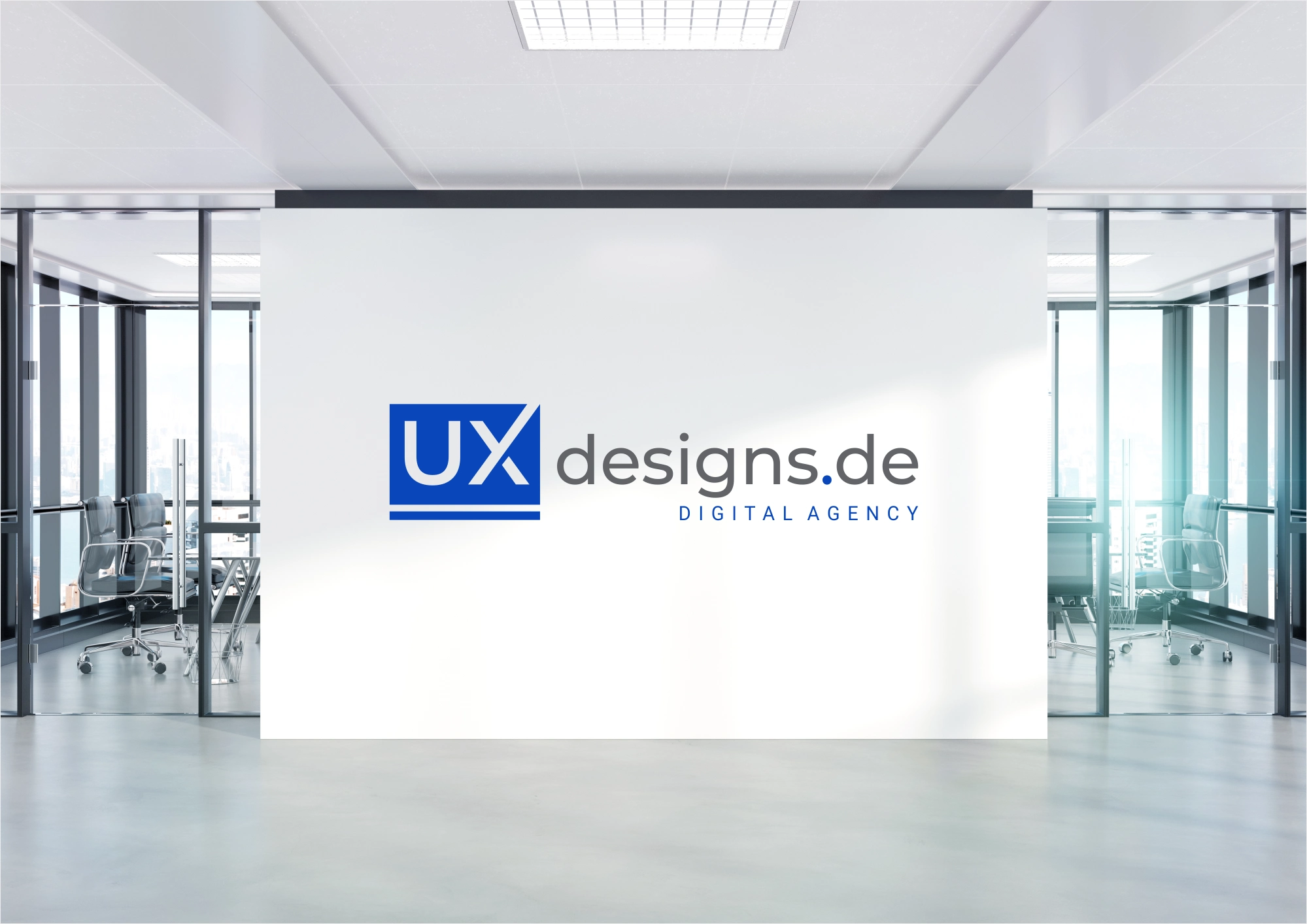uxdesigns.de - Logo Design Visualisierung im Office an der Wand.